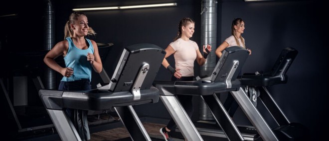 Eine Gruppe auf Laufbändern im Update Fitness 