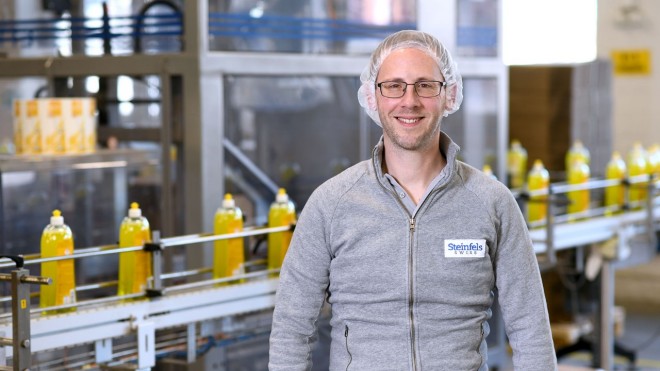 Ein Mann lächelt in die Kamera 