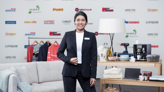 Un collaborateur de l'Informatique, son ordinateur sous le bras.