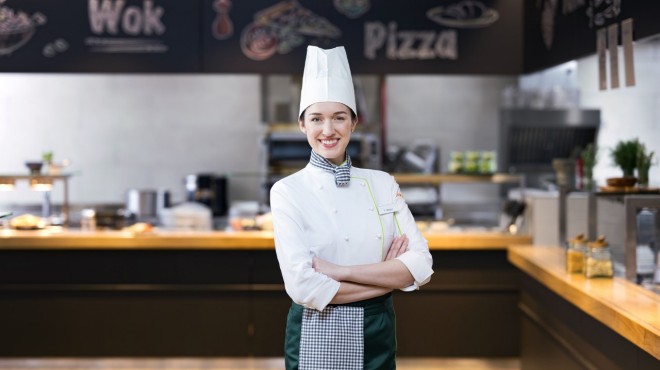 Une cuisinière d'un restaurant Coop.