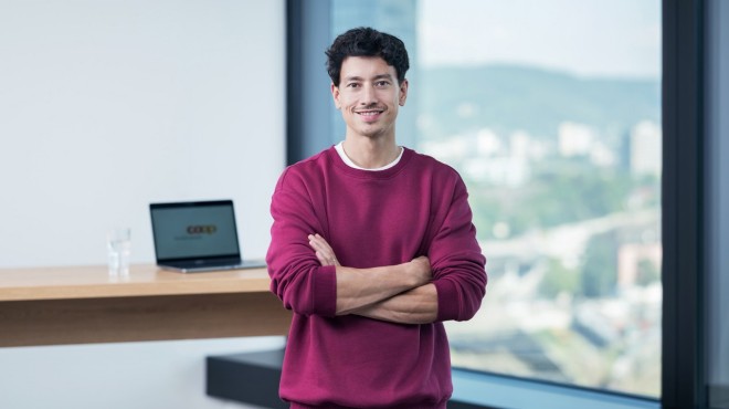 Un collaborateur du service Communication et marketing.