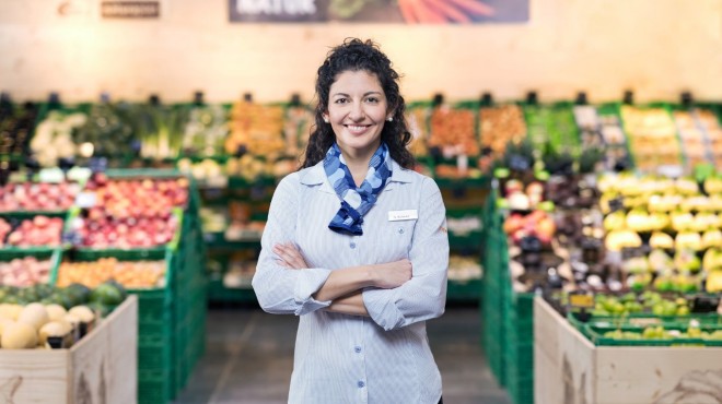 Une vendeuse du supermarché Coop