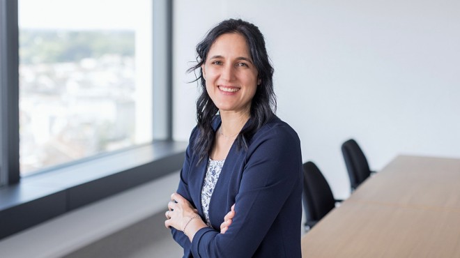 Eine Frau lächelt in die Kamera.