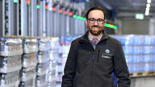 Sascha Amstutz, Addetto alla logistica, Pearlwater