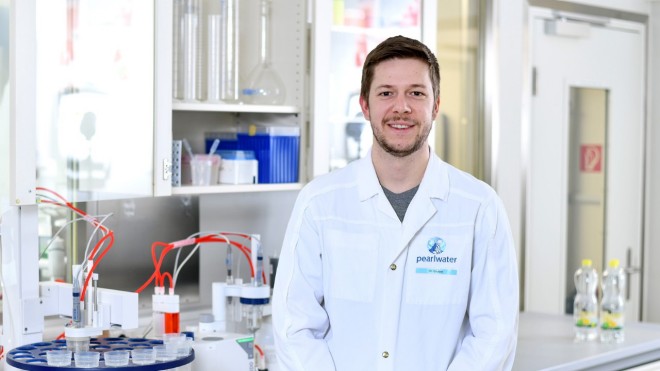 Raphael Gruber, Laboratorista specialista in biologia, Pearlwater