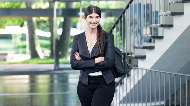 Una studentessa nel foyer del Centro per Seminari Coop.